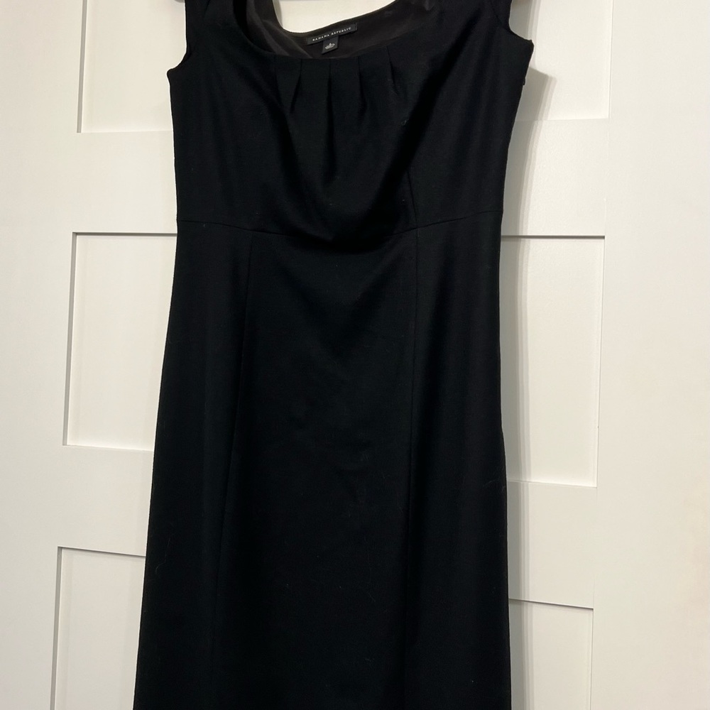 Banana Republic polyester dress with nylon lining.
